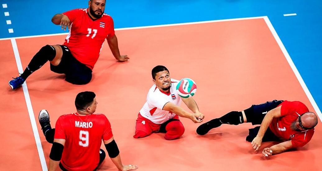 Alexander Fernández (Costa Rica) salvando la pelota en la Villa Deportiva Regional del Callao durante los Juegos Parapanamericanos Lima 2019