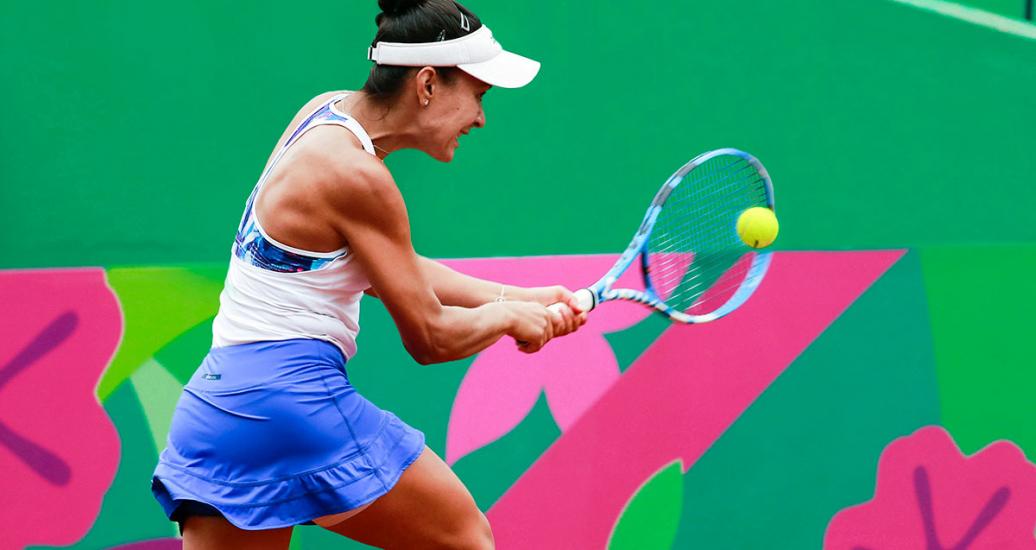 Veronica Cepede-Royg de Canadá responde con determinación un ataque de su contrincante canadiense, Anne Jada Bui, en la categoría individual de Tenis en los Juegos Panamericanos Lima 2019, en el Club Lawn Tennis