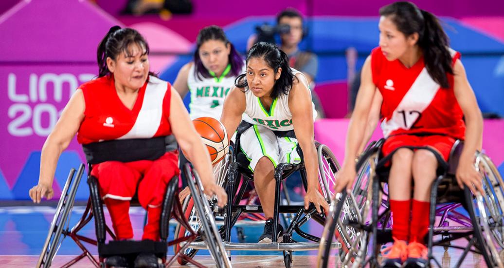 Maria Dominguez de México domina el balón en baloncesto en silla de ruedas femenino en los Juegos Parapanamericanos Lima 2019 en la Villa Deportiva Nacional – VIDENA. 
