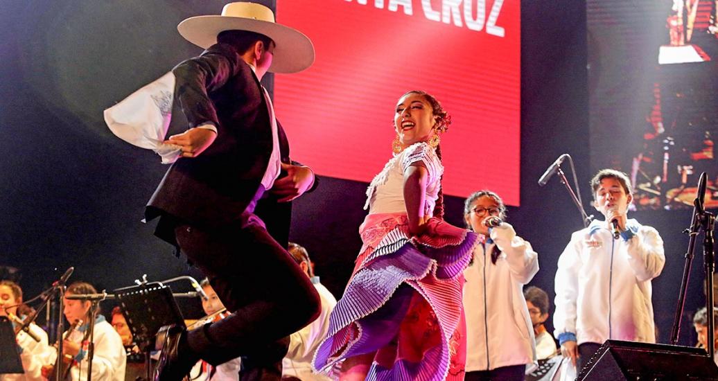 Dos bailarines, un hombre y una mujer, en el Culturaymi el 1 de agosto en Lima 2019
