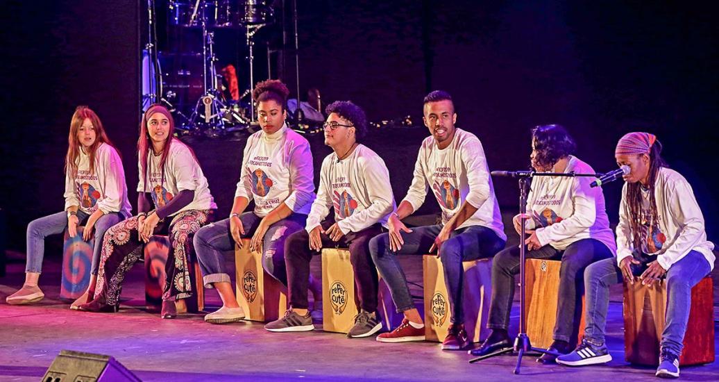 Grupo de artistas toca el cajón como parte del Festival Internacional de Cajón y Percusión Rafael Santa Cruz en el Culturaymi el día 3 de agosto en Lima 2019
