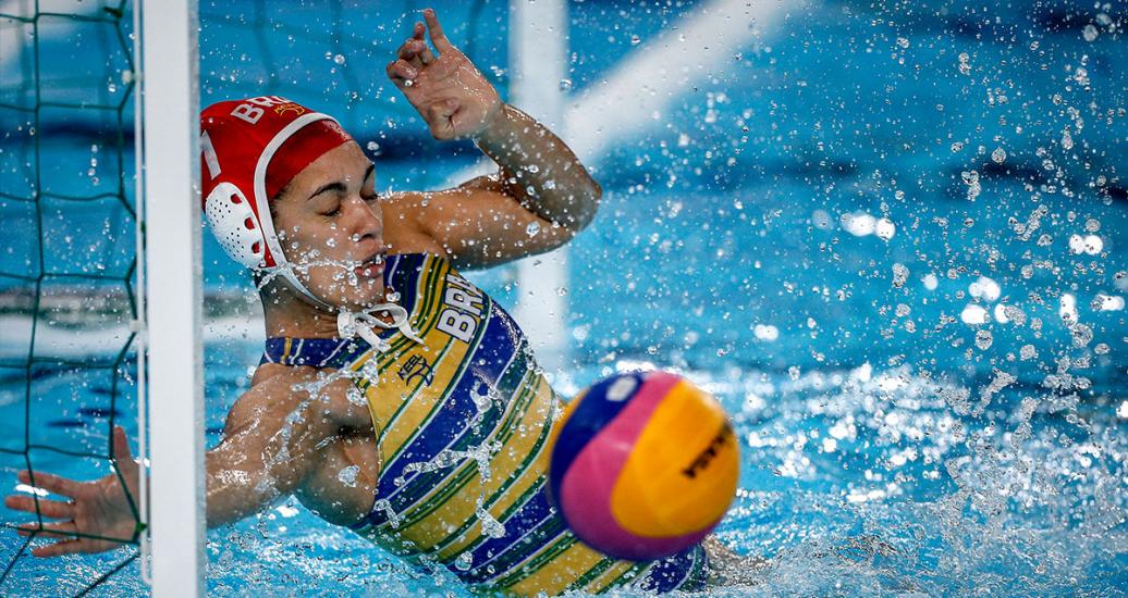 Victoria Chamorro de Brasil defiende el arco contra un ataque del equipo venezolano en la competencia preliminar de Water Polo de mujeres de los Juegos Lima 2019 en Villa Maria del Triunfo