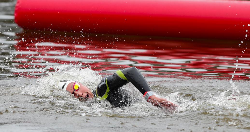 Una nadadora avanza por el agua en la final de la competencia de Aguas Abiertas 10k en Laguna Bujama en los Juegos Lima 2019