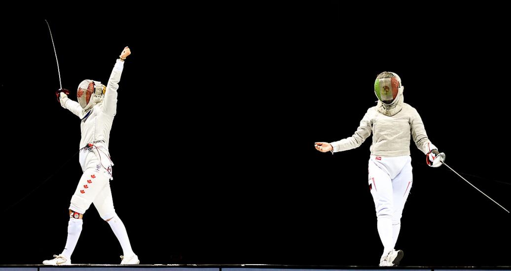 Esgrimista Pamela Brind’amour de Canadá, celebra su victoria elevando sus brazos mientras Natalia Botello de México se mantiene de pie al otro extremo, en los Juegos Lima 2019
