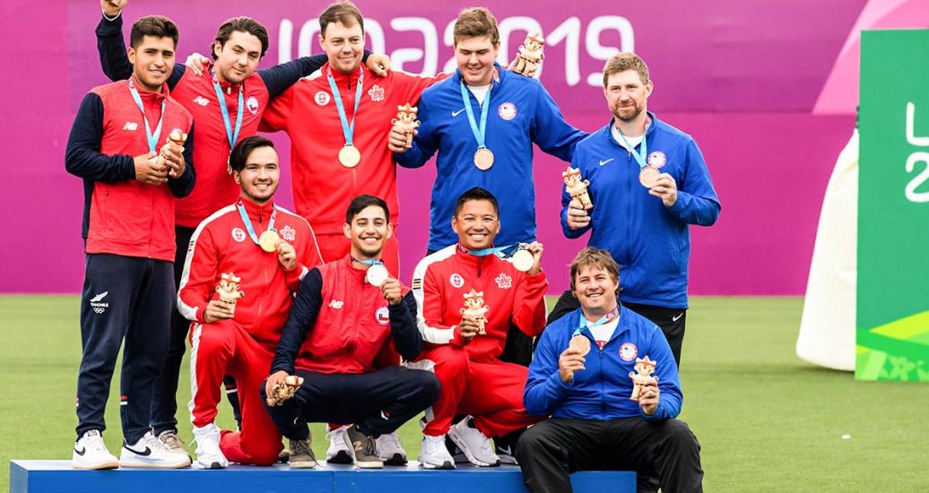 Equipos de Chile (plata), Canadá (oro) y EE.UU. (bronce) de arco recurvo hombres por equipos posan orgullosos con sus medallas, en los Juegos Lima 2019,en el Complejo Deportivo Villa Maria del Triunfo