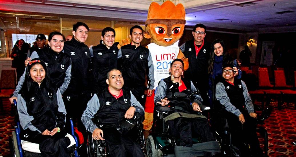 Para deportistas que representarán al Perú posando para foto en la ceremonia de presentación de la delegación peruana de los Juegos Parapanamericanos Lima 2019