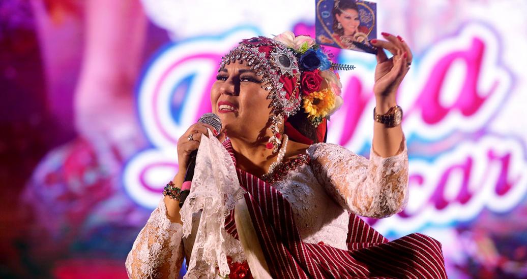 Dina Paucar sonríe en el escenario en espectáculo musical del Culturaymi el día 24 de agosto en Lima 2019