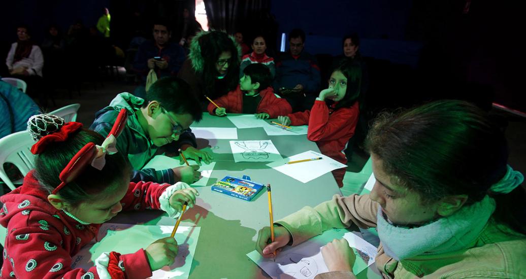 Niños dibujando concentrados en evento infantil del Culturaymi el 25 de agosto en Lima 2019