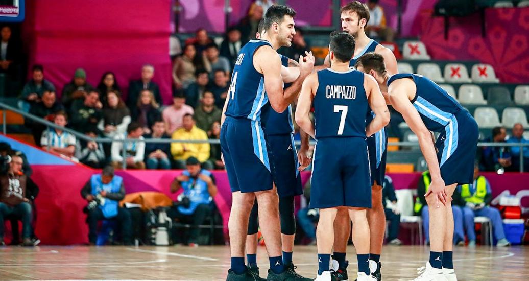 El equipo argentino de basketball se reúne a conversar en enfrentamiento contra Puerto Rico en los Juegos Lima 2019 en el Coliseo Eduardo Dibos.