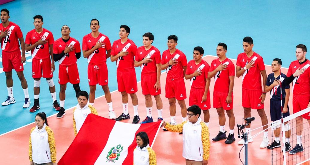 El equipo peruano de voleibol de sala entona con una mano sobre el corazón el himno del Perú antes de su enfrentamiento contra Cuba en los Juegos Panamericanos Lima 2019, en la Villa Deportiva Regional del Callao.
