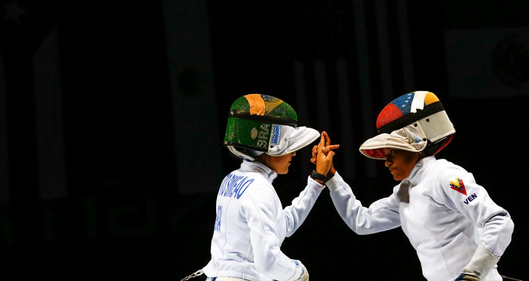 Esgrimista de Brasil y Venezuela compitiendo por la medalla de bronce, en los Juegos Lima 2019, en el Centro de Convenciones de Lima