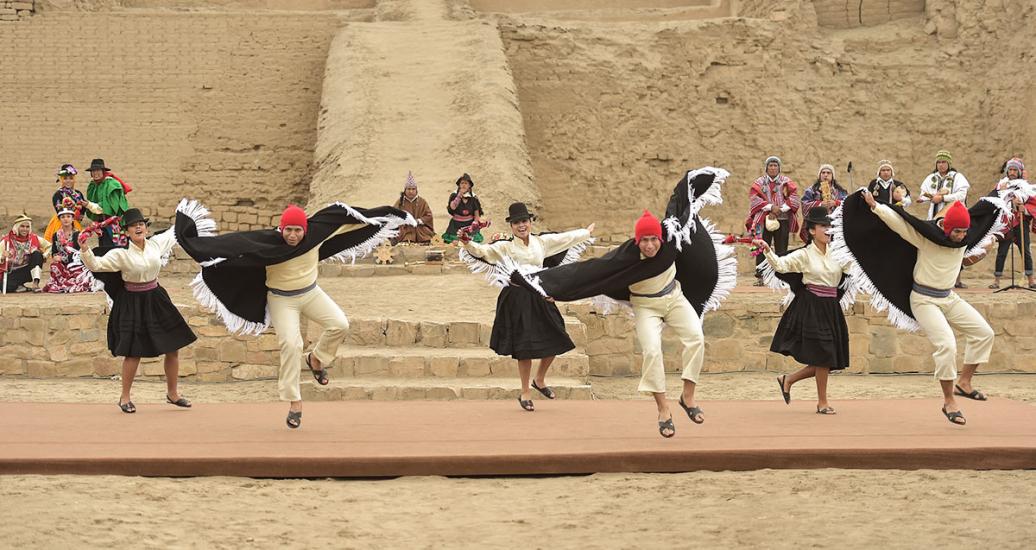 Danza folklórica en ceremonia de antorcha Parapanamericana en Lima 2019 en Pachacamac