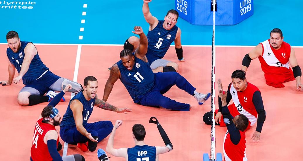 Los Para deportistas de EE. UU. de vóleibol sentado celebran su victoria ante Perú en Lima 2019 en la Villa Deportiva Regional del Callao
