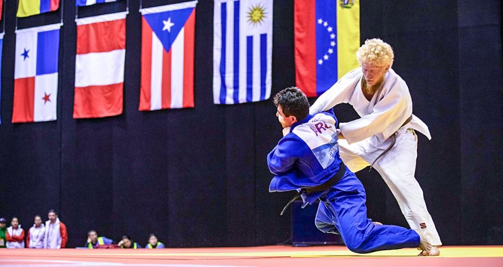 Rodrigo Ramirez de Argentina se enfrenta a Luan Pimentel de Brasil en la final de judo -73 kg en la Villa Deportiva Nacional – VIDENA en Lima 2019