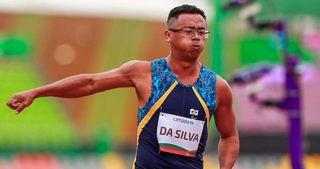 Agnaldo Da Silva de Brasil en acción en final de Para atletismo 100m Masculino T13 en la Villa Deportiva Nacional – VIDENA en Lima 2019