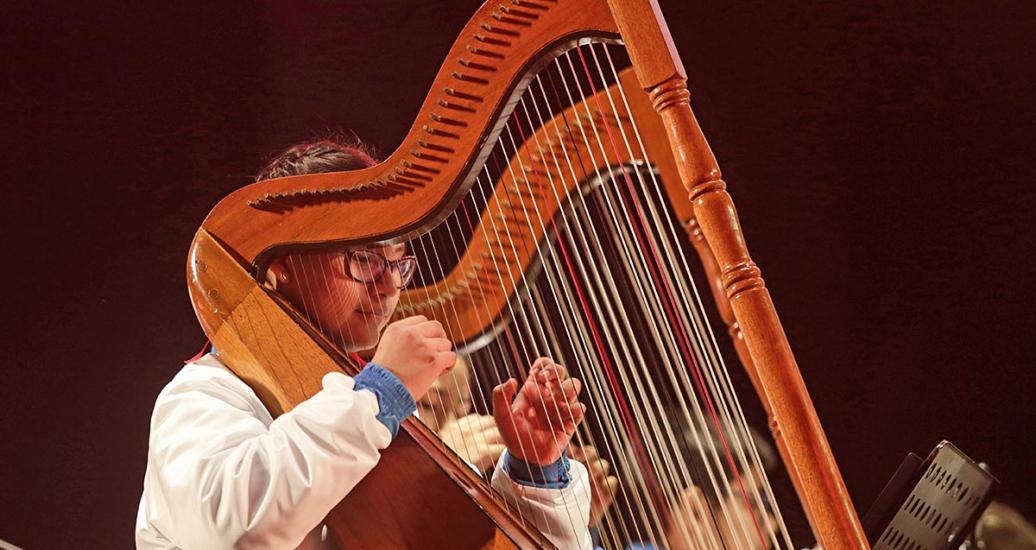 Artista con arpa en show musical del Culturaymi del 1 de agosto en Lima 2019