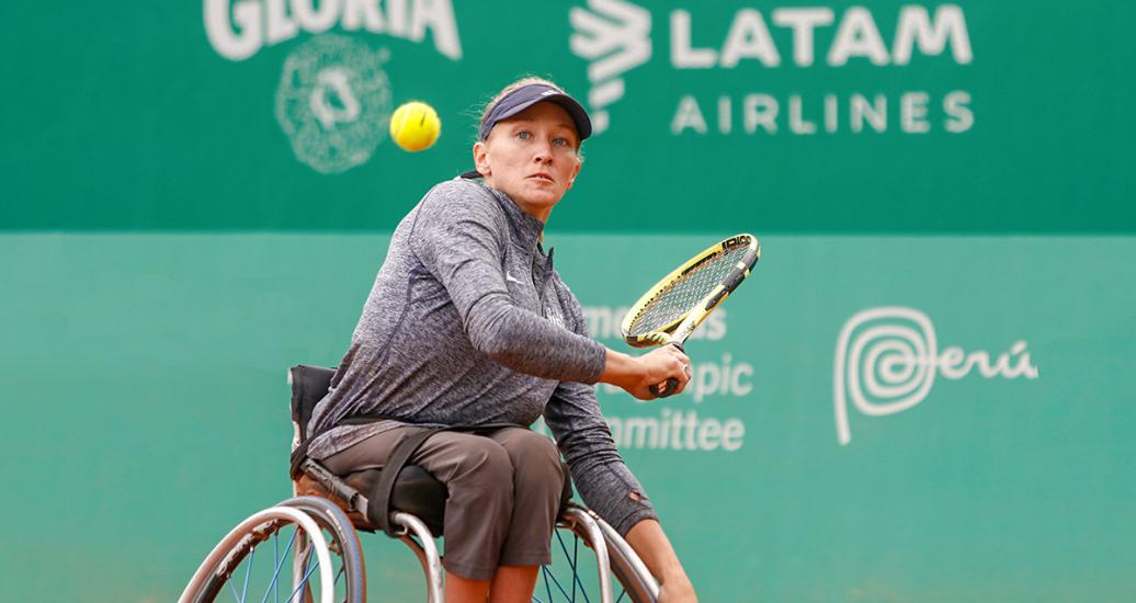 Emmy Kaiser de EE. UU. se enfrenta a su compatriota Dana Mathewson en tenis en silla de ruedas de los Juegos Parapanamericanos Lima 2019 en el Club Lawn Tennis