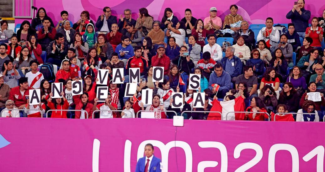 Hinchas peruanos alientan a Angelica Espinoza durante su enfrentamiento contra Sophie Gimeno de EE. UU. en Para taekwondo femenino K44 -49 kg en Lima 2019 en la Villa Deportiva Regional del Callao.