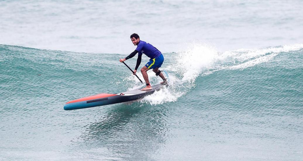 Vinicius Martins de Brasil demuestra su destreza sobre las olas en la competencia de Surf SUP masculino de los Juegos Lima 2019, en Punta Rocas.