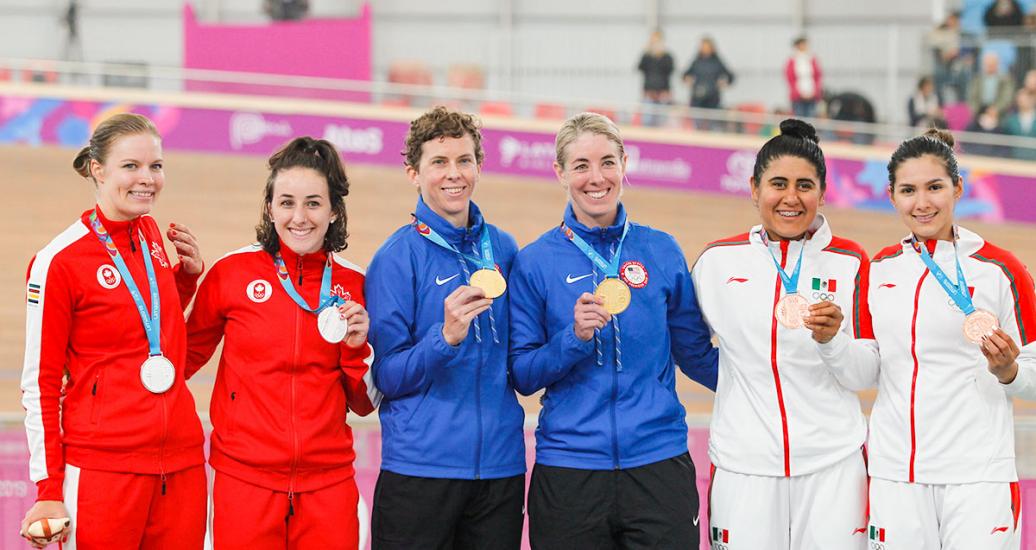 Las medallistas de México (bronce), Canadá (plata) y Estados Unidos (oro) posan orgullosas con sus medallas en los Juegos Lima 2019, en la Villa Deportiva Nacional – VIDENA.