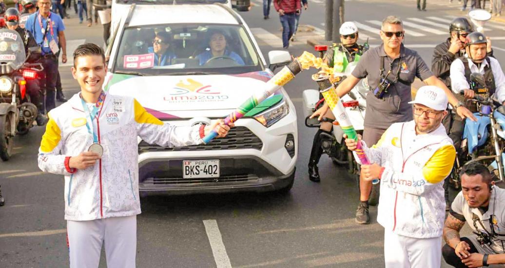Torchbearers proudly carry the Lima 2019 Parapan American Games torch. 