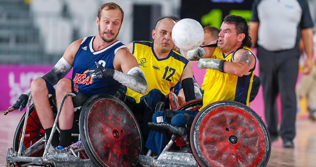 Eric Newby de EE. UU. se disputa el balón con Moises Alonso de Colombia en rugby en silla de ruedas en el Polideportivo Villa El Salvador en Lima 2019