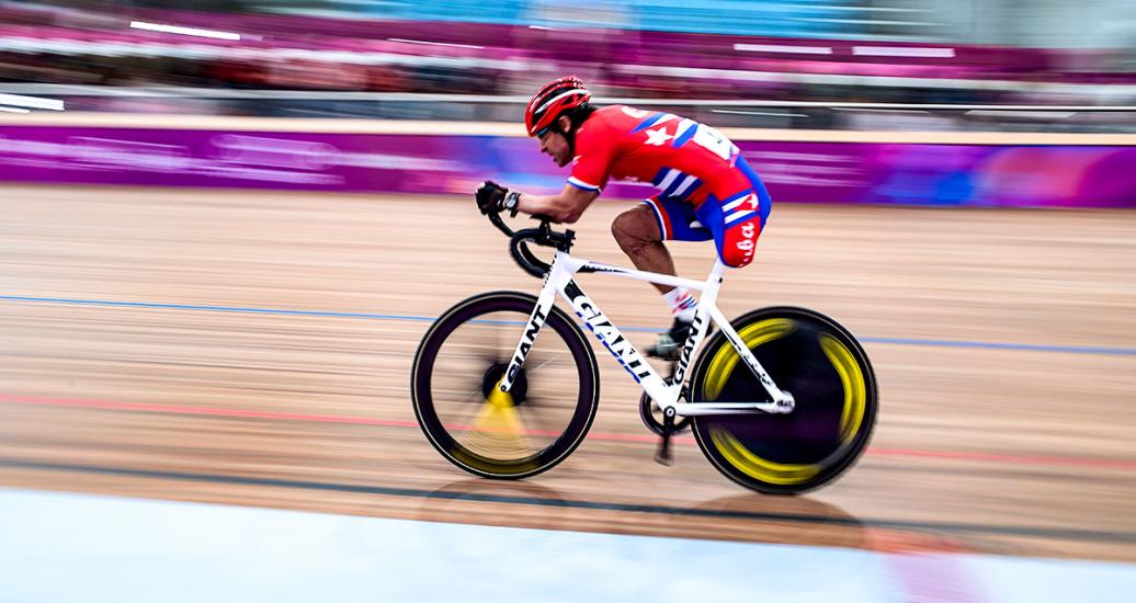 Jorge Gonzales de Cuba compite en Para ciclismo de pista en persecución individual masculino C1-3 en la Villa Deportiva Nacional – VIDENA en Lima 2019