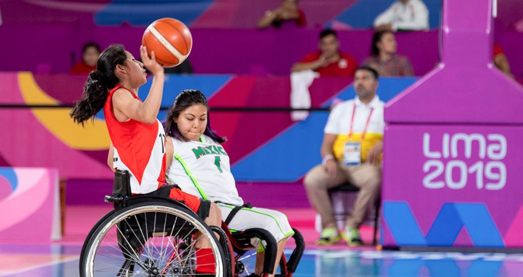 Lucero Garcia de Perú y Usi Guerrero de México se enfrentan en baloncesto en silla de ruedas femenino en los Juegos Parapanamericanos Lima 2019 en la Villa Deportiva Nacional – VIDENA. 