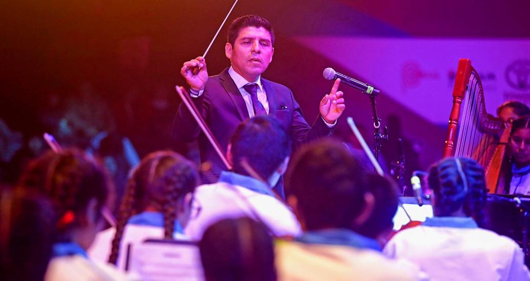 Hombre dirige orquesta en show musical del Culturaymi del 1 de agosto en Lima 2019