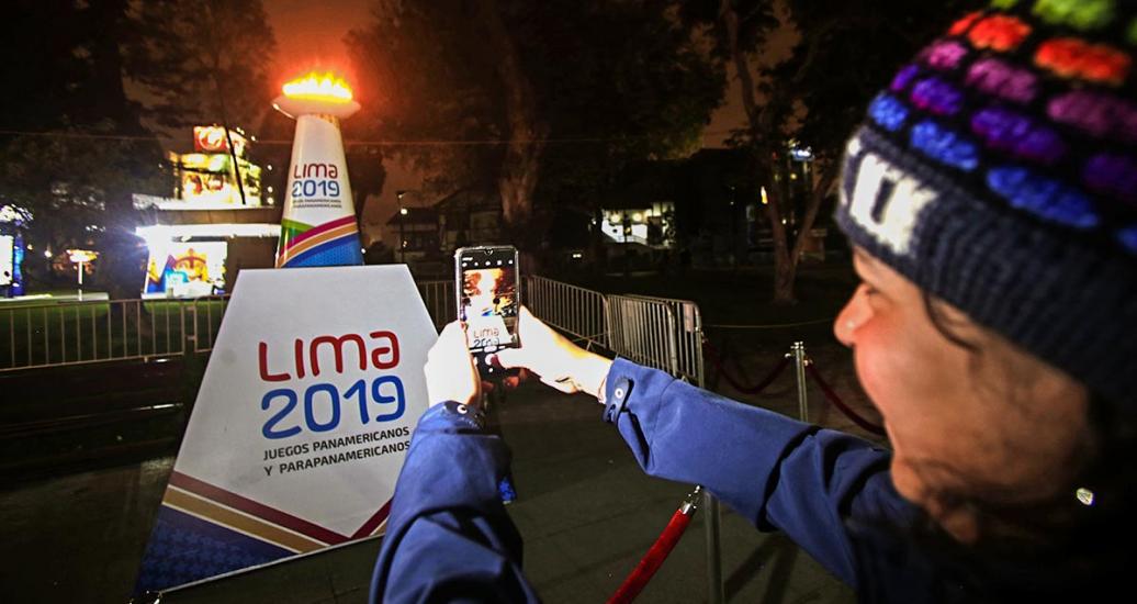 Mujer toma una foto con su celular en el Culturaymi el 30 de julio en Lima 2019