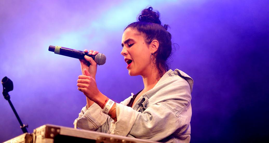 Una joven artista canta en el espectáculo musical del Culturaymi el día 24 de agosto en Lima 2019