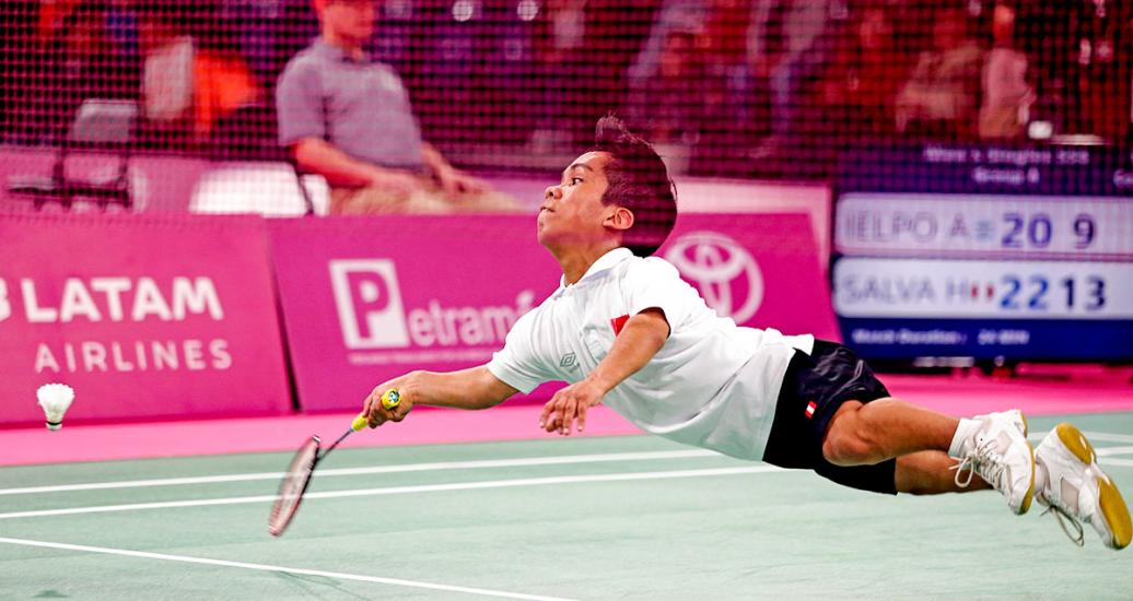 Hector Salva from Peru dives for the shuttlecock in the Lima 2019 individual men’s Para badminton SS6 event at the National Sports Village – VIDENA.