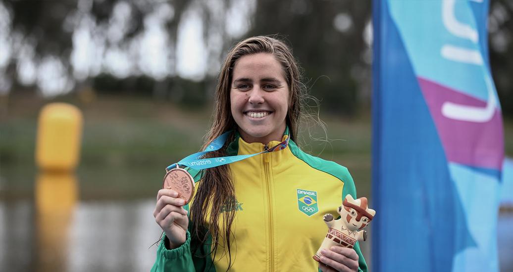 Viviane Eichelberg de Brasil posa con su medalla de bronce luego de la final de la competencia de Aguas Abiertas 10k en Laguna Bujama en los Juegos Lima 2019
