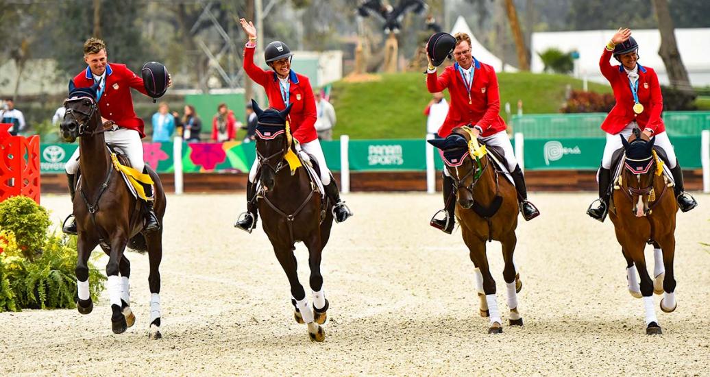: El equipo de equitación de Estados Unidos sonríe al obtener el primer puesto la prueba calificativa de salto por equipos en los Juegos Lima 2019 en la Escuela de Equitación del Ejército.