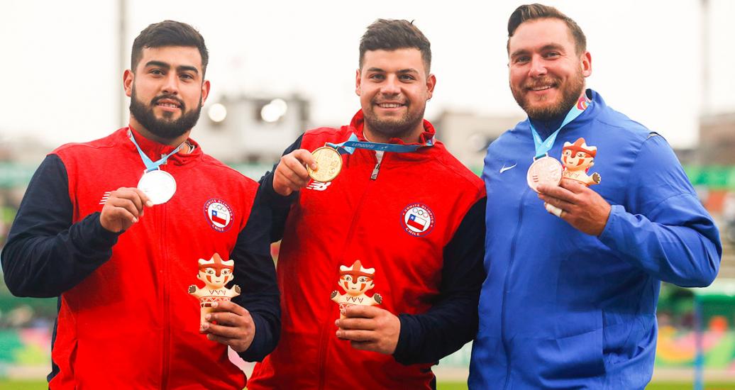 Humberto Mansilla y Gabriel Kehr de Chile (plata y oro) y Sean Donnelly de EEUU (bronce) celebran sus medallas en martillo masculino en Juegos Lima 2019 en la Villa Deportiva Nacional – VIDENA.