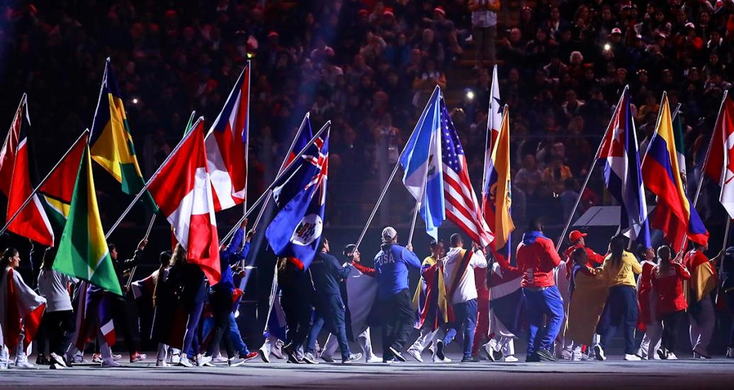 Atletas de América cargan las banderas de sus países en la ceremonia de clausura de los Juegos Lima 2019 en el Estadio Nacional