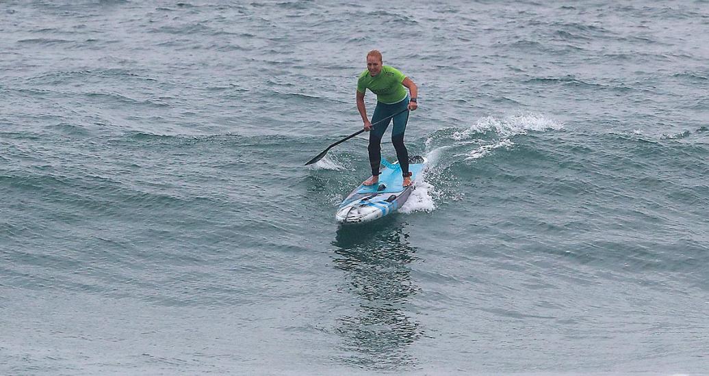 Una atrevida surfista se mueve con valentía sobre las olas en la final de la competencia de Surf SUP femenino de los Juegos Lima 2019 en Punta Rocas.
