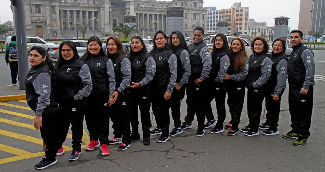 Grupo de para deportistas posan orgullosas para la foto en el exterior de la ceremonia de presentación de la delegación peruana de los Juegos Parapanamericanos Lima 2019
