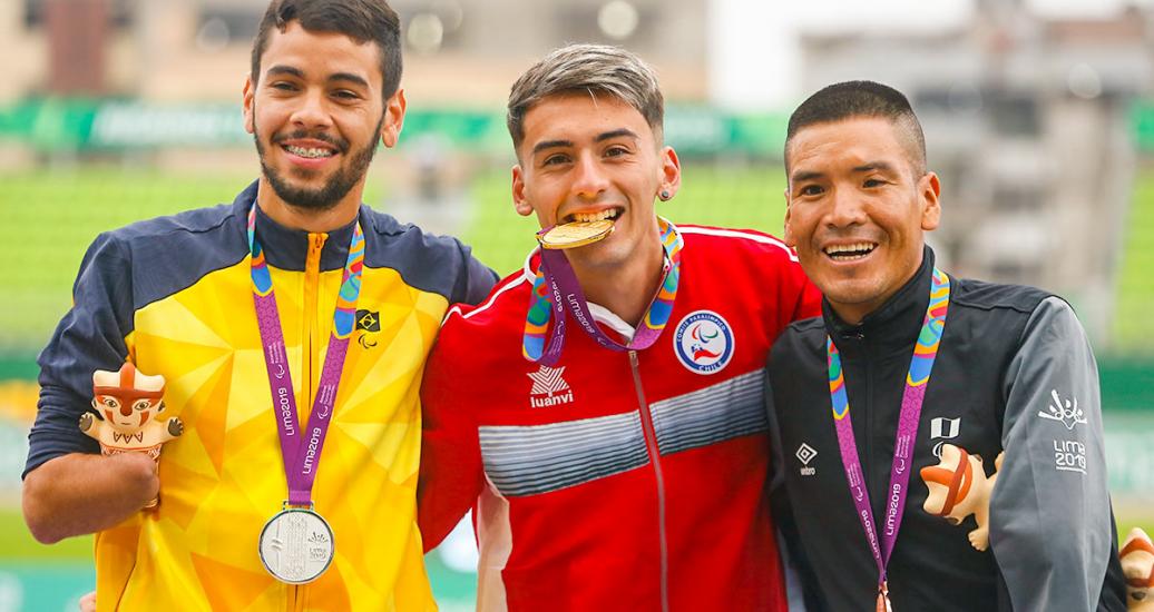 Efrain Sotacuro de Perú (bronce), Yagonny Reis De Sousa de Brasil (plata) y Mauricio Orrego de Chile (oro) sonríen con sus medallas de Para atletismo 1500 m masculino T46 en la Villa Deportiva Nacional – VIDENA en Lima 2019