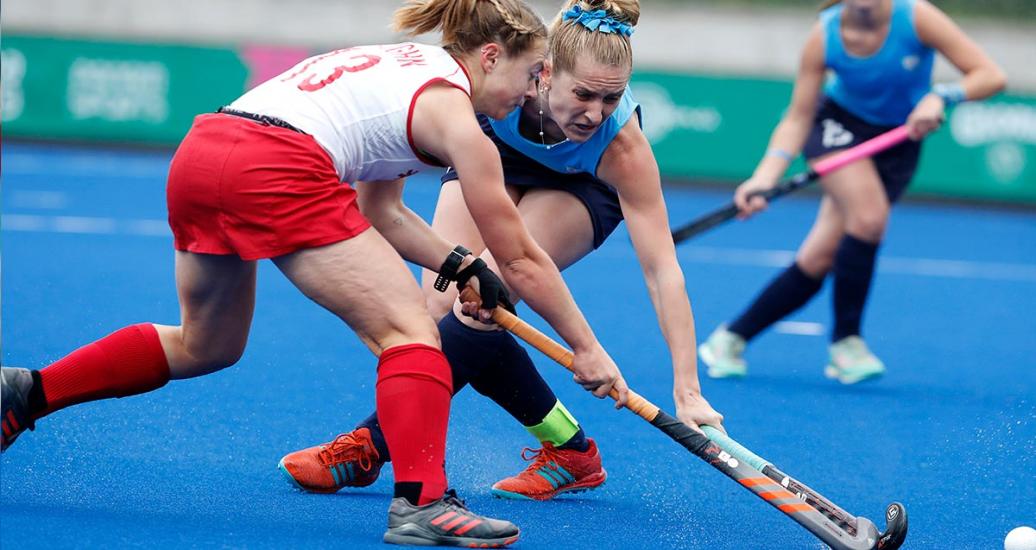 Women’s hockey teams from Canada and Uruguay competing at Villa María del Triunfo Sports Center at the Lima 2019 Games.