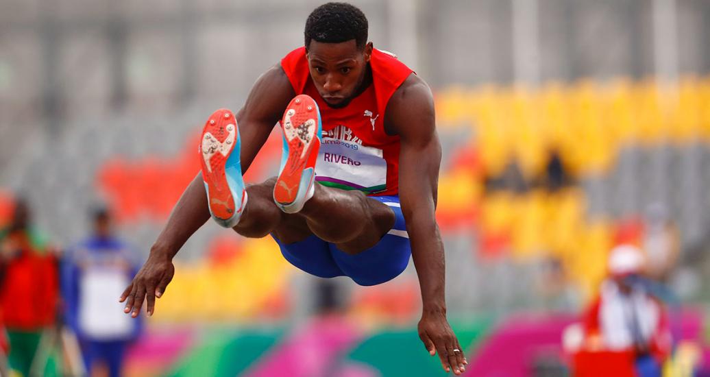 Willia Rivero de Cuba efectúa salto en competencia masculina de decatlón en atletismo, en los Juegos Panamericanos Lima 2019, en la Villa Deportiva Nacional - VIDENA