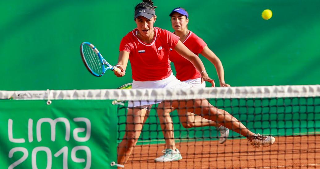 Veronica Cepeda y Montserrt Gonzales de Paraguay se enfrentan a Brasil, durante competencia femenina de tenis, en los Juegos de Lima 2019