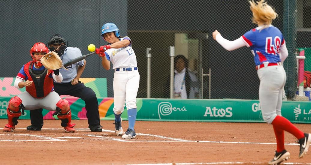 Freymar Suniaga de Venezuela se enfrenta a Puerto Rico en ronda preliminar de sóftbol mujeres de los Juegos Lima 2019, en el Complejo Deportivo Villa Maria del Triunfo.