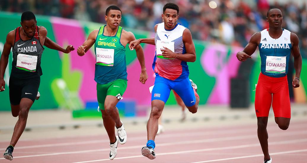 Justin Rodney de Canadá, Derick de Souza de Brasil y Roberto Skyers de Cuba se enfrentan en atletismo 200m masculino en los Juegos Lima 2019 en la Villa Deportiva Nacional – VIDENA.
