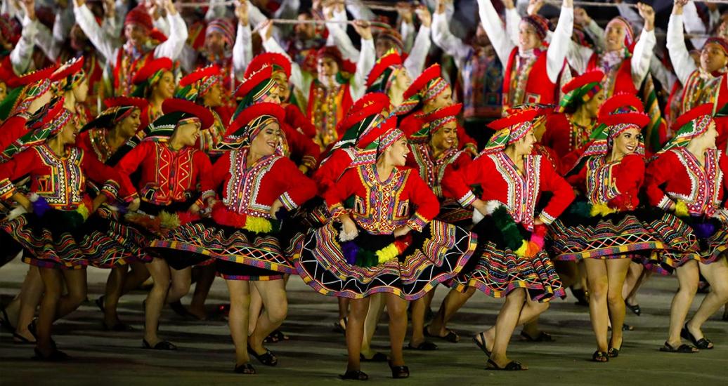 Un grupo de artistas bailando con trajes tradicionales en la ceremonia de clausura de los Juegos Lima 2019 en el Estadio Nacional