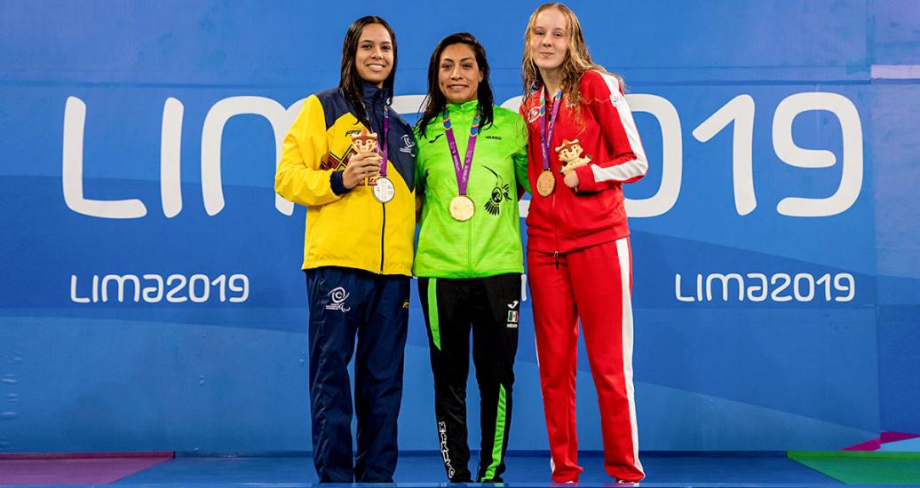 Maria Barrera de Colombia (plata), Stefanny Cristino de México (oro) y Arianna Hunsicker de Canadá (bronce) en el podio de Para natación 200 m combinado individual femenino SM10 en Lima 2019 en la Villa Deportiva Nacional – VIDENA.