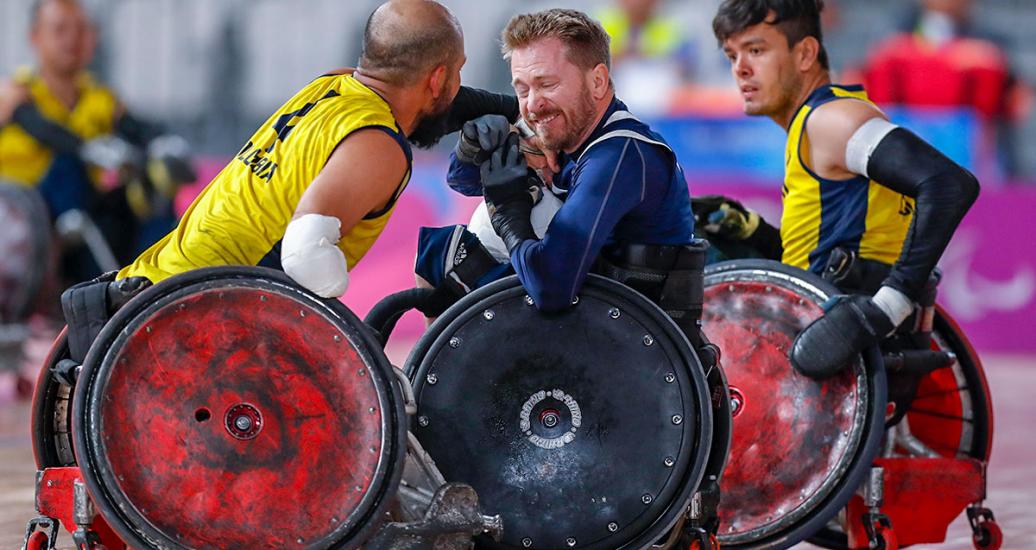Lee Fredette de EE. UU. defiende el balón de John Orozco de Colombia en partido de rugby en silla de ruedas en el Polideportivo Villa El Salvador en Lima 2019