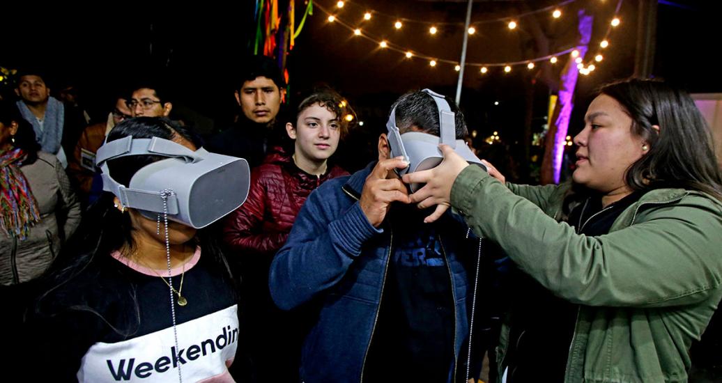 Dos personas probando un visor de realidad virtual en evento del Culturaymi del día 10 de agosto en Lima 2019