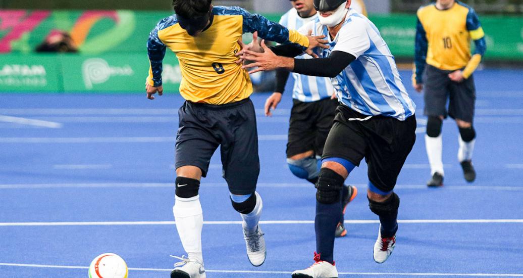 Tiago Da Silva de Brasil se enfrenta a Argentina en partido por el oro de fútbol 5 en el Complejo Deportivo Villa Maria del Triunfo en Lima 2019.
