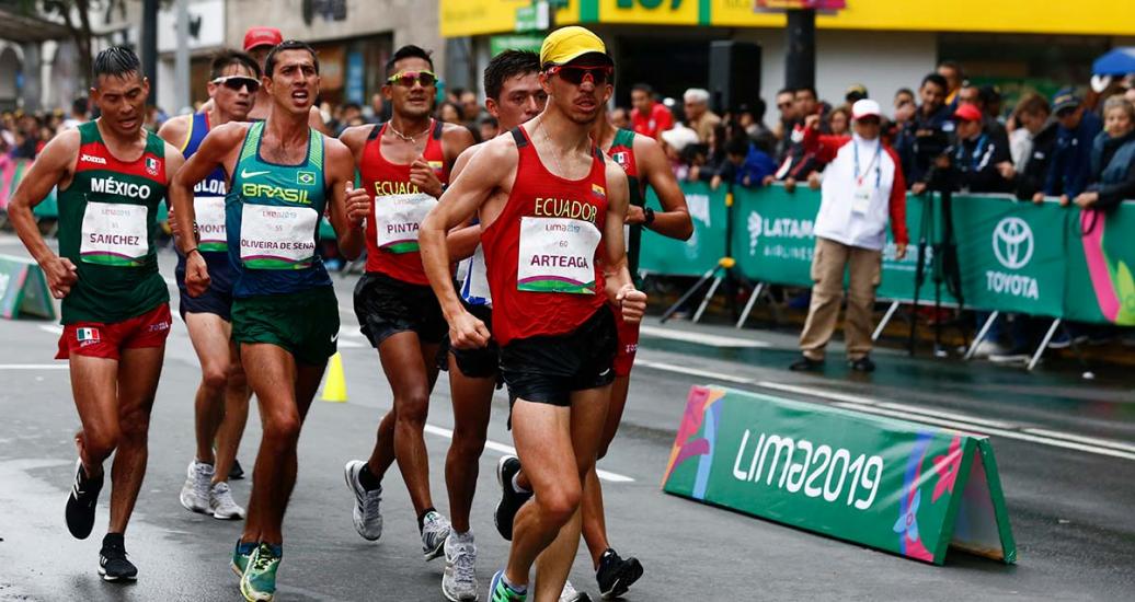 Atleta ecuatoriano corriendo, junto a atletas de Brasil y México en el Parque Kennedy de Miraflores, durante competencia de marcha atlética, e Lima 2019 
